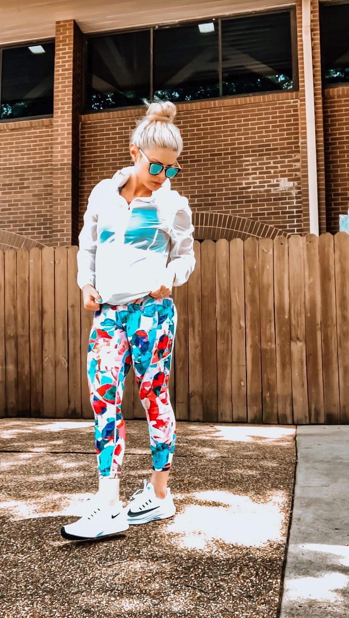 🌸 These Floral Pocket Light n Tight Hi-Rise are busting out of retirement today at 1:30pm EST in a 26” inseam and sure to sell out fast!!! 
This was one of my very first pairs 7 years ago….and I can’t wait to grab these and get them back in rotation again!!! LOVE the colours and they go with all the things!!!
Message me to add anything to my bulk order…definitely recommending a pair of these!!😉